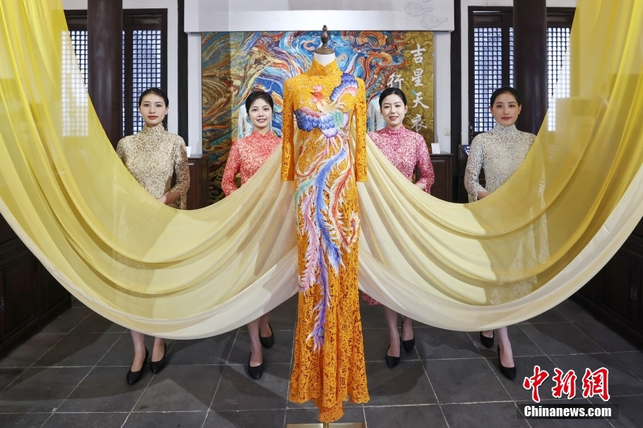 “行走的艺术”手绘中国色彩系列服装苏州展出